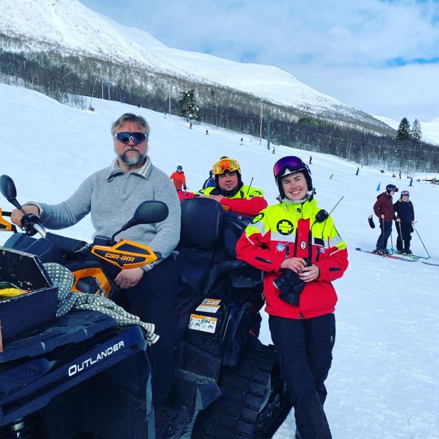 Folk med snøscooter
