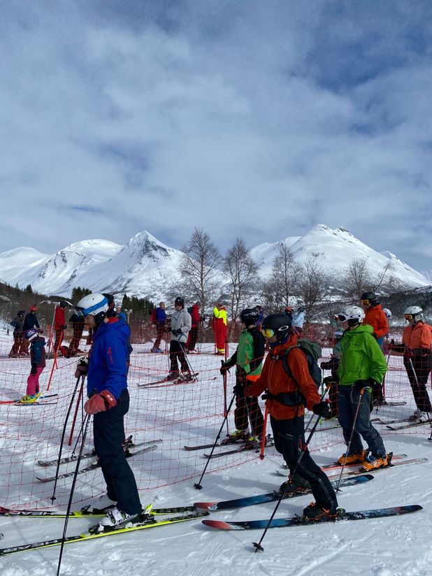 Folk med ski i kø