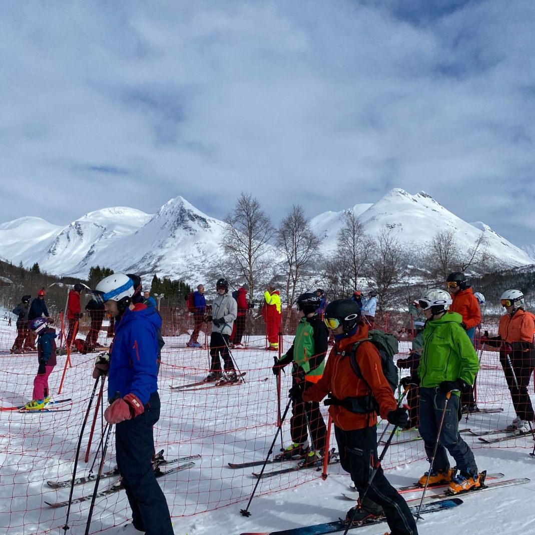 Folk med ski i kø