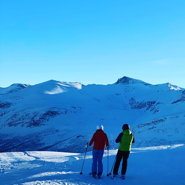 To personer på skii skiløype