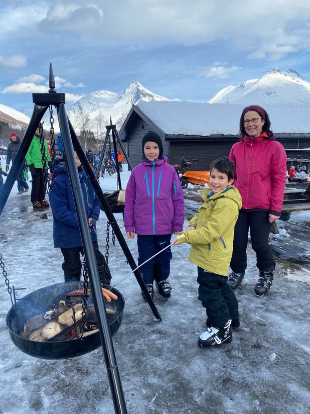 Familie med bålpanne