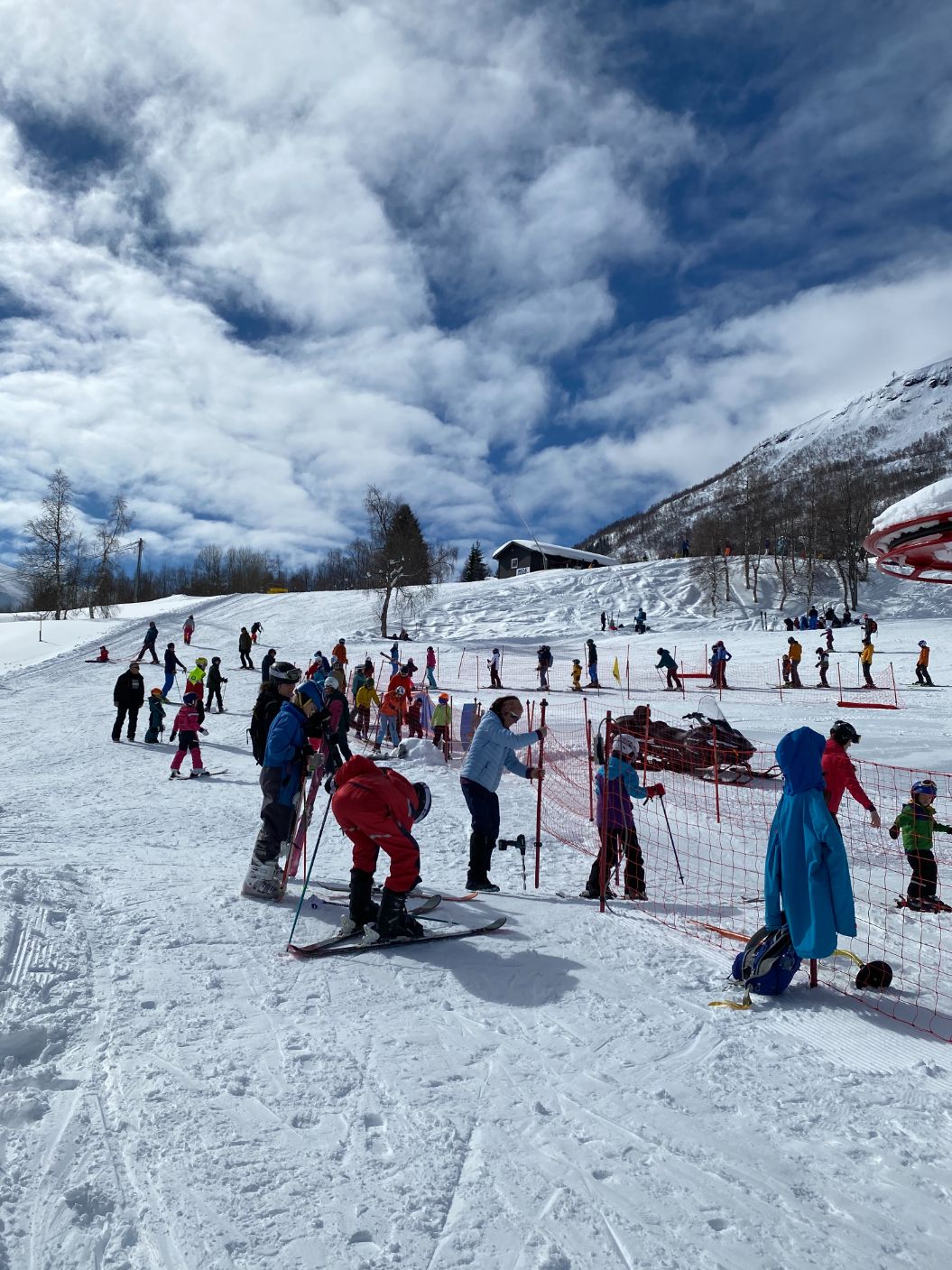 Folk med ski ved skiheis
