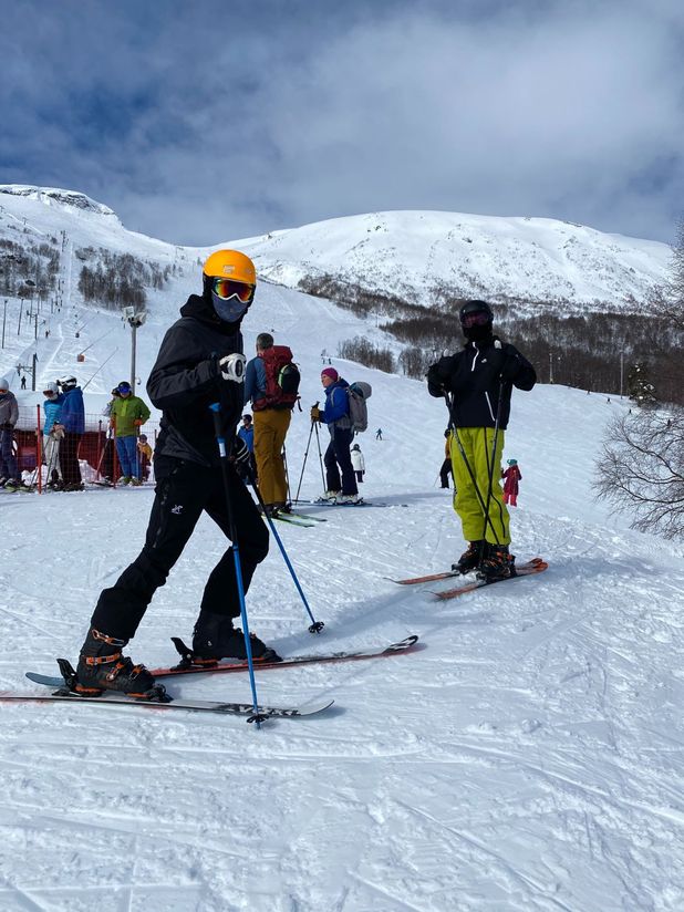PErson på ski står i bakke