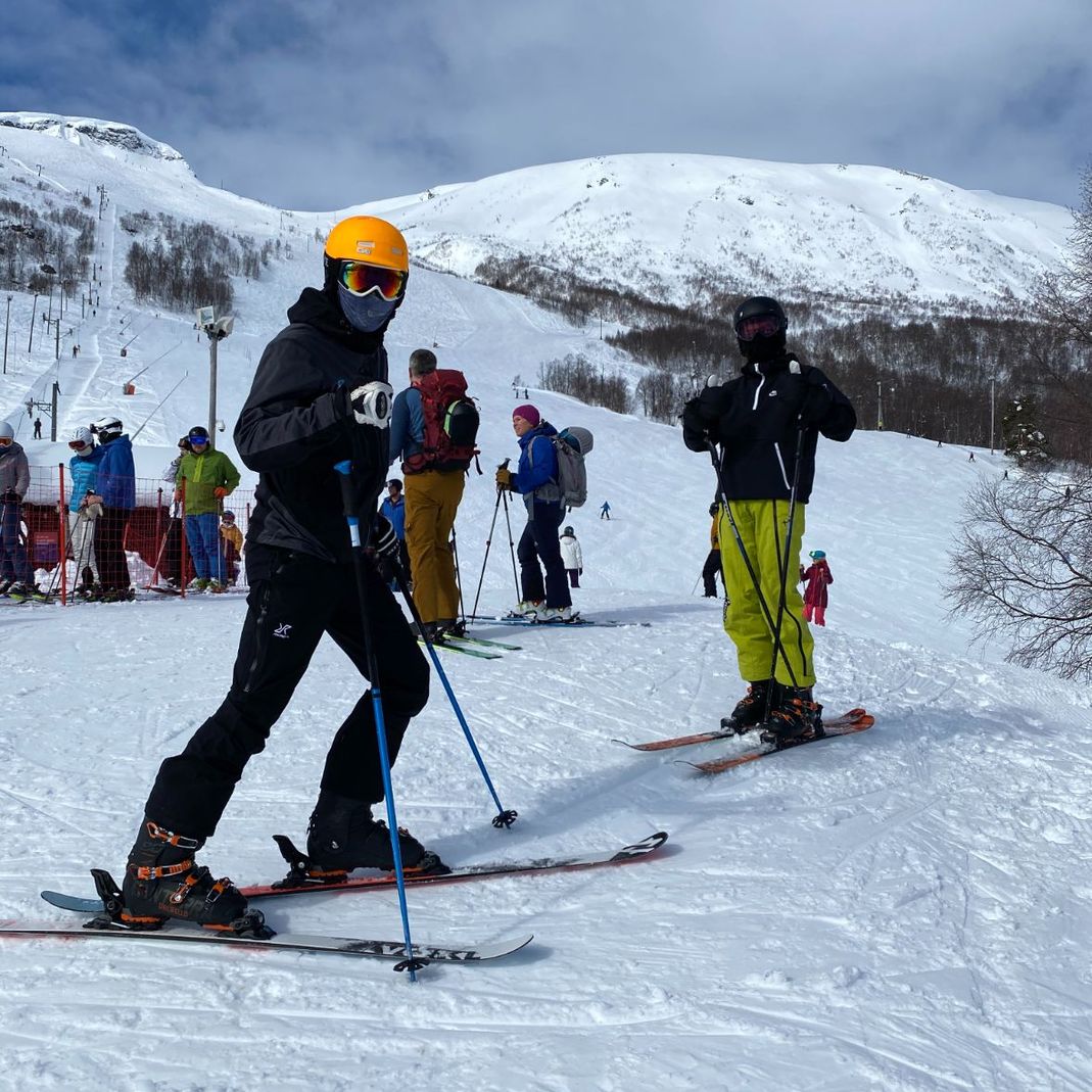 PErson på ski står i bakke