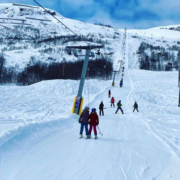 Folk på vei opp skiheis