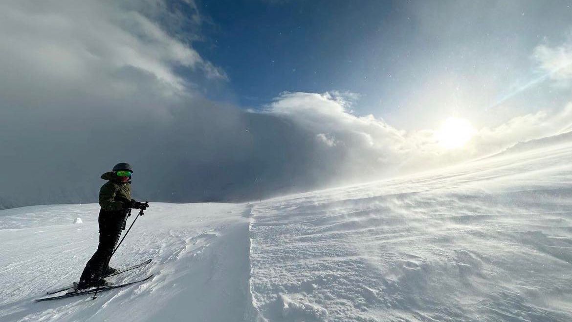 Snødekt fjell i solnedgang