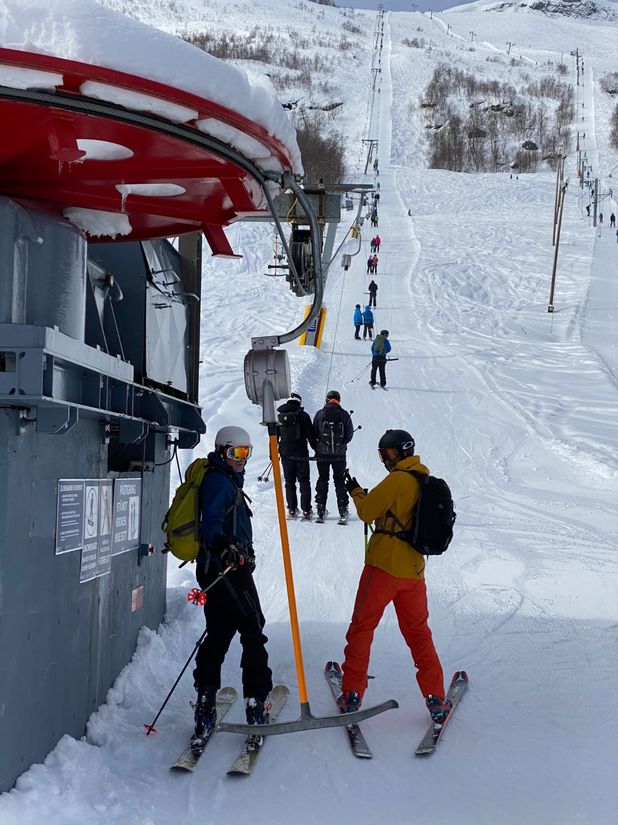 Skiløpere på vei opp med skiheisen