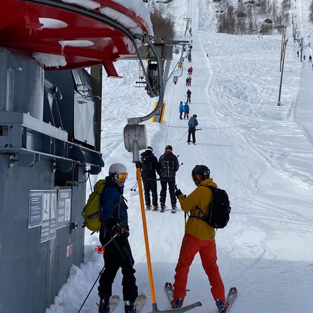 Skiløpere på vei opp med skiheisen