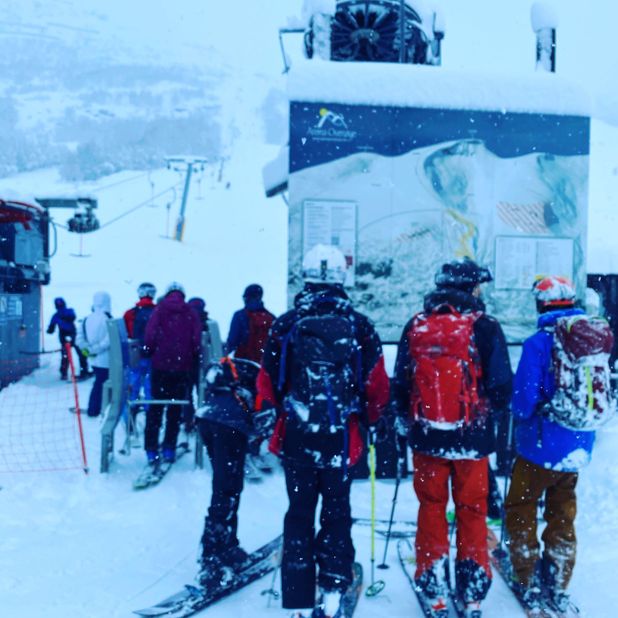 Personer i kø for skiheis