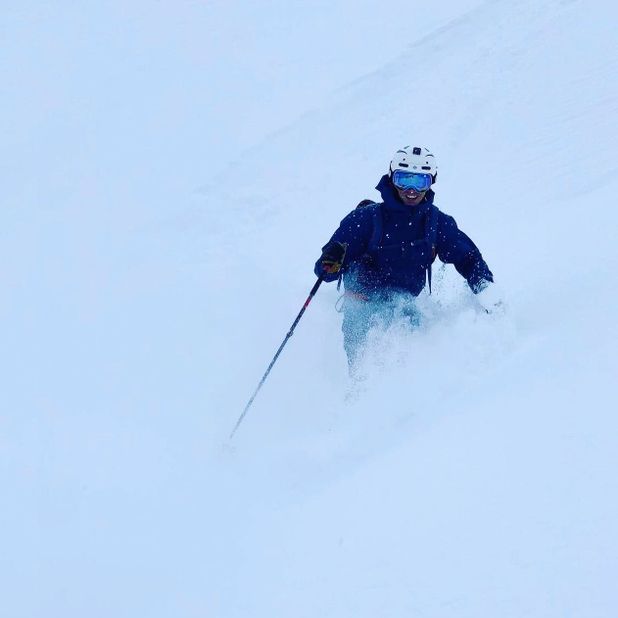 Person på ski på vei ned bakke