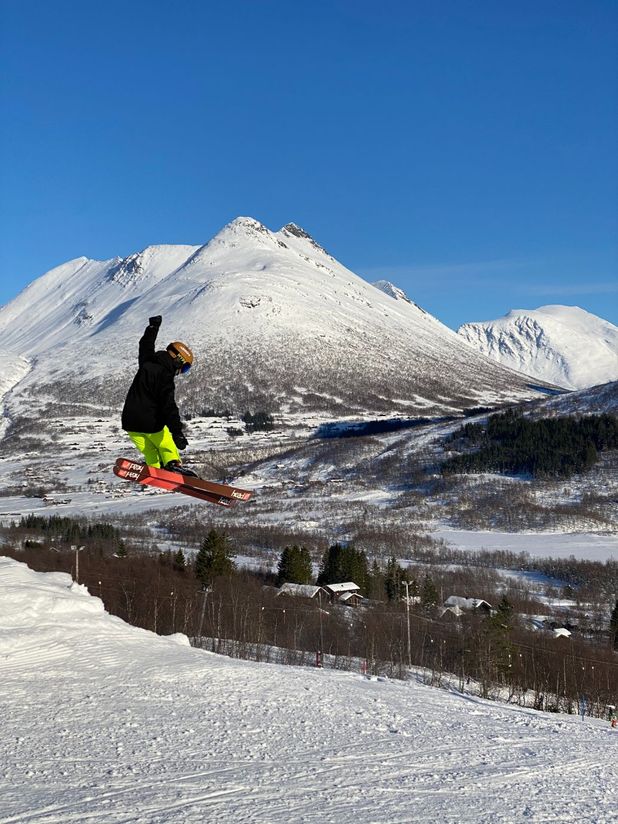 Snowboarder i hopp