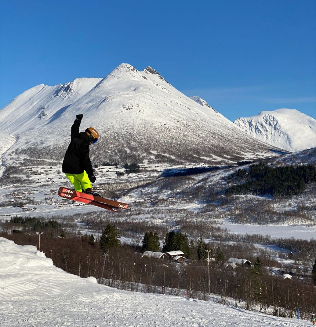 Snowboarder i hopp