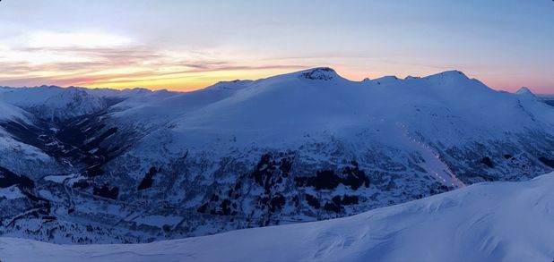 Fjell med snø i solnedgang