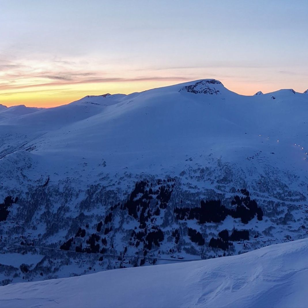 Fjell med snø i solnedgang