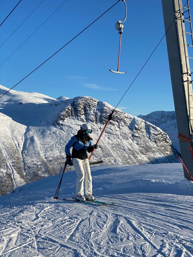 Person på ski i heis