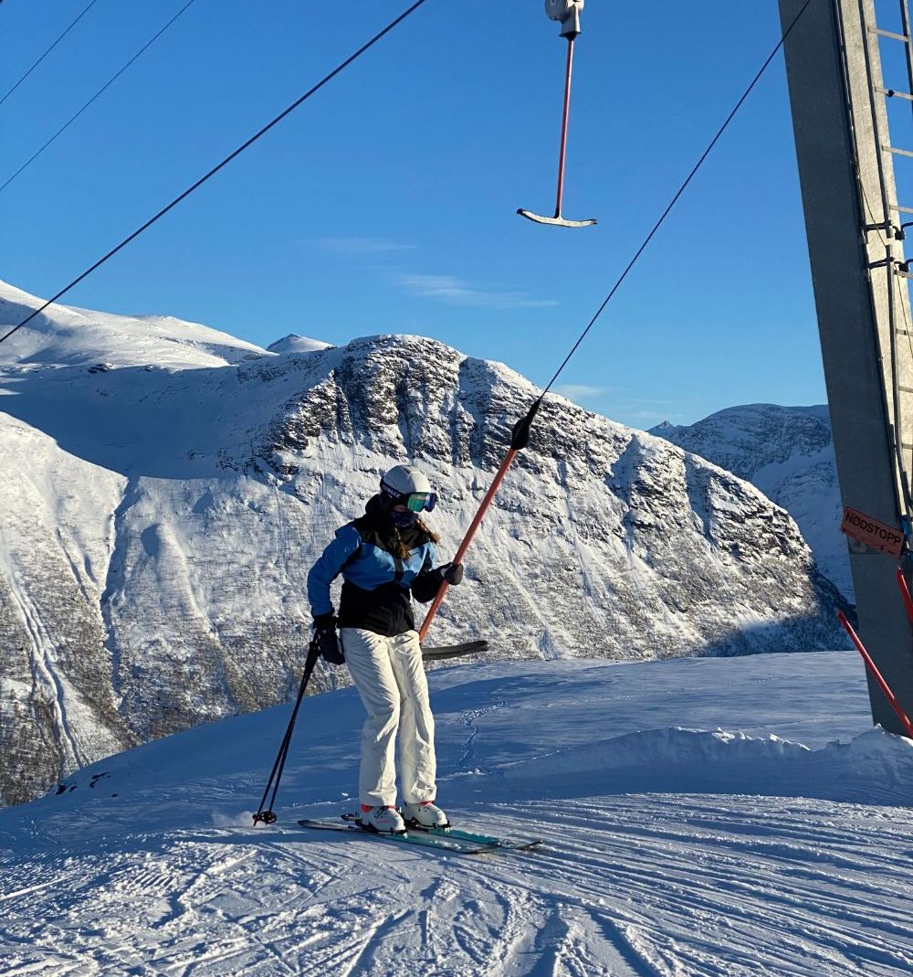 Person på ski i heis