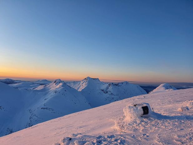 Snødekte fjell i solnedgang