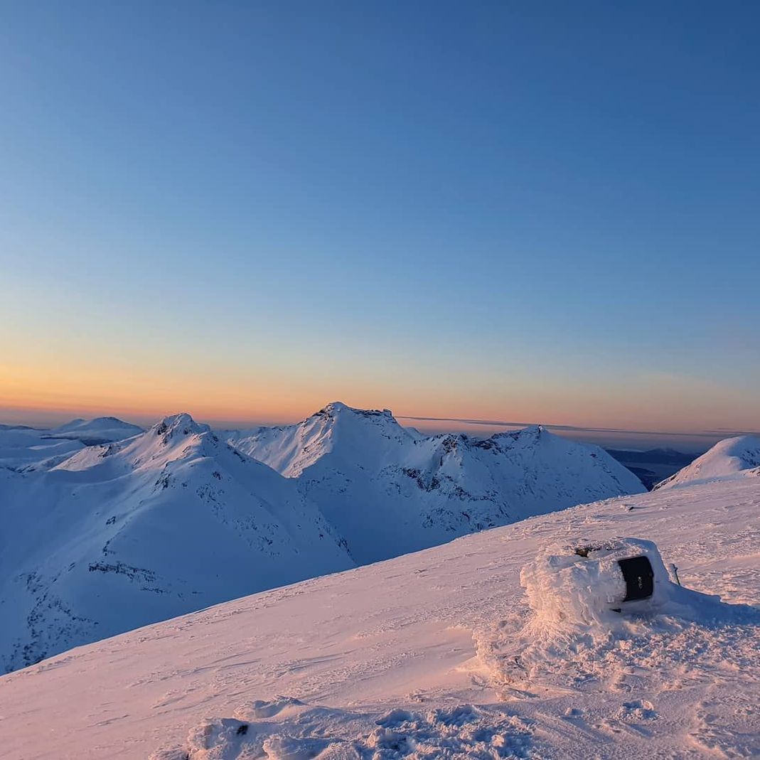 Snødekte fjell i solnedgang