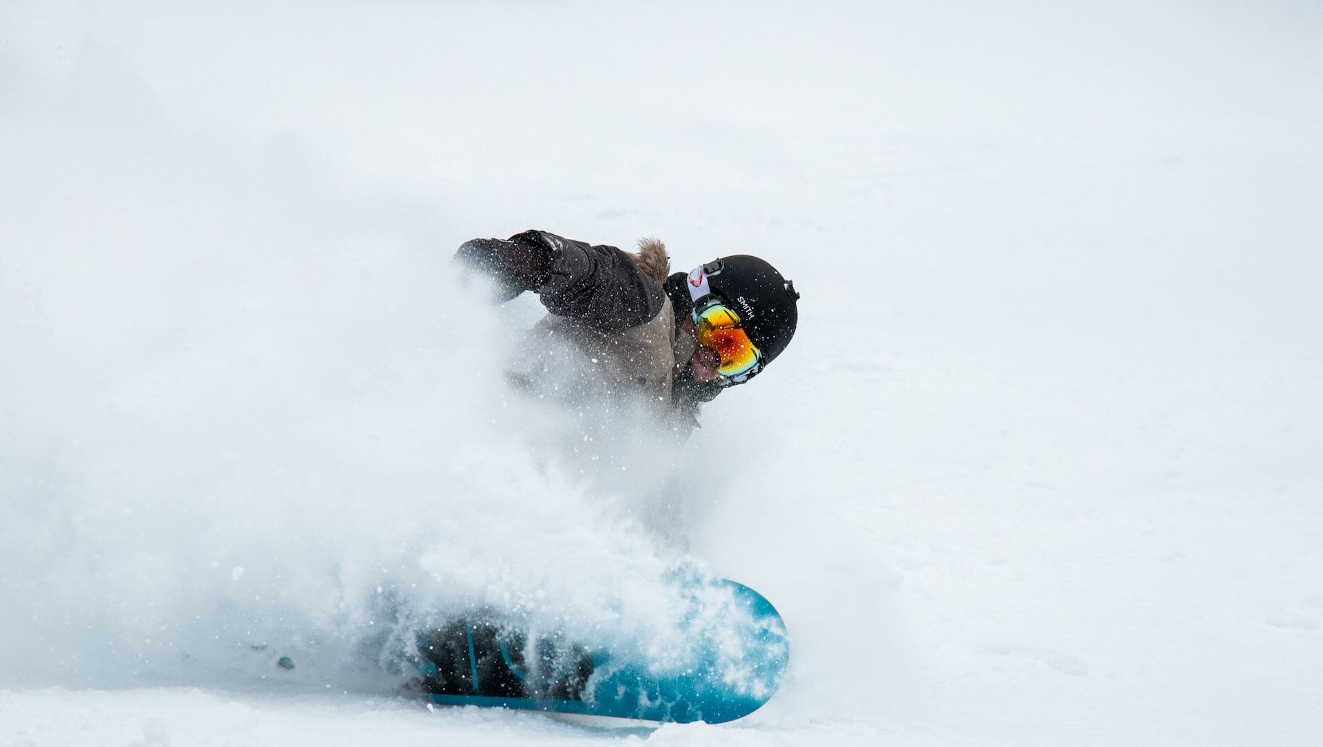 Snowboarder freser opp snø