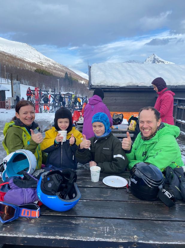 Familie koser seg på sitteplass