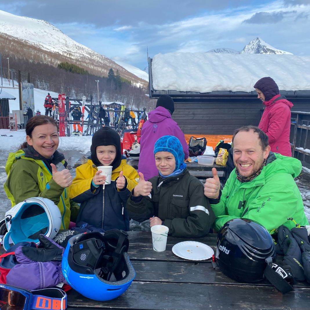 Familie koser seg på sitteplass